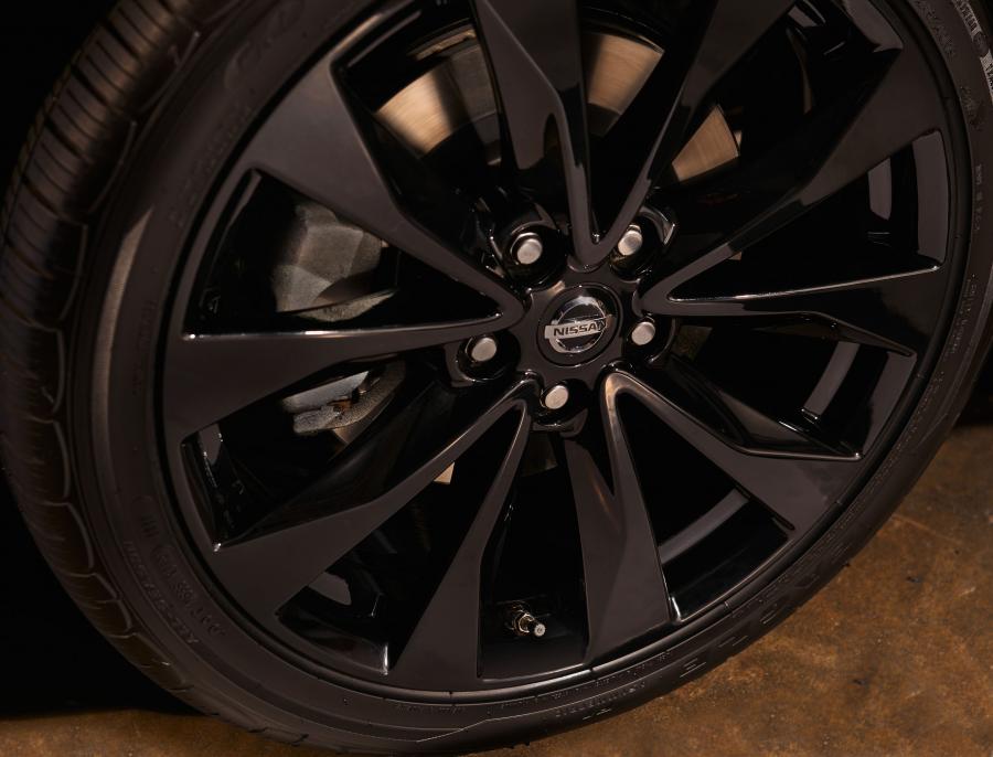 Колеса Nissan Maxima SR 2018 года  (фото 9 из 30)